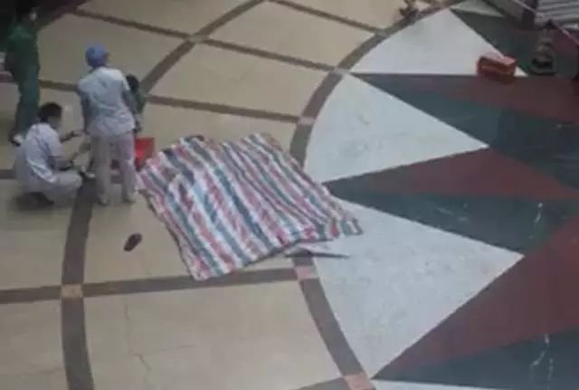 荔湾广场昨天又发生跳楼事件，是真的吗