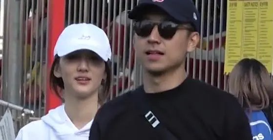 吴千语、施伯雄低调约会，男方安静地坐旁边，他们是如何相识的？