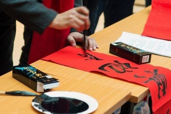 蓝天白云晴空万里,下联怎么对啊