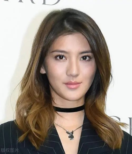 吴千语、施伯雄低调约会，男方安静地坐旁边，他们是如何相识的？