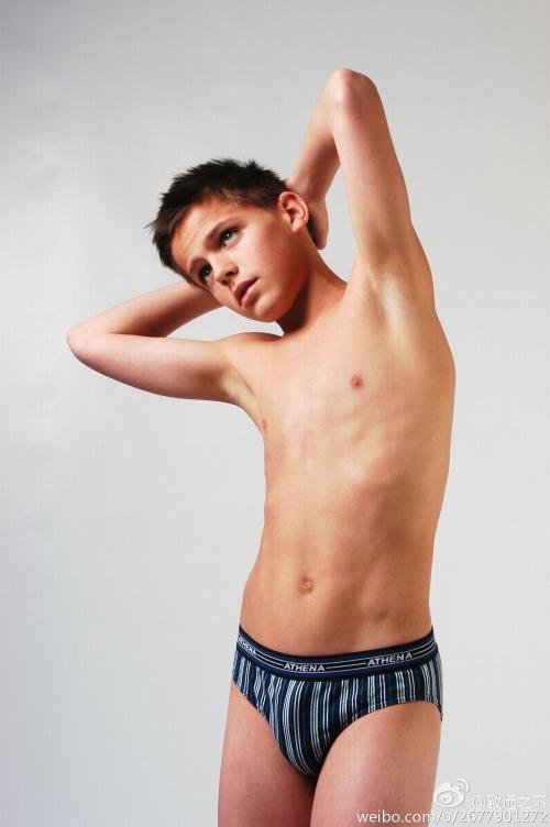 谁有向他一样帅气的白袜男孩(12到15岁的）