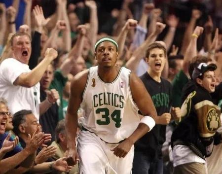 詹姆斯哪年季后赛献出死亡之瞳？