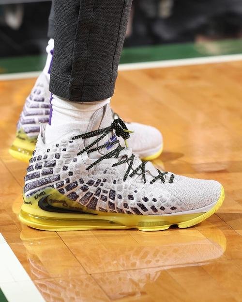 为什么詹姆斯17代那么容易崴脚,詹姆斯的鞋到底适合哪类球员?