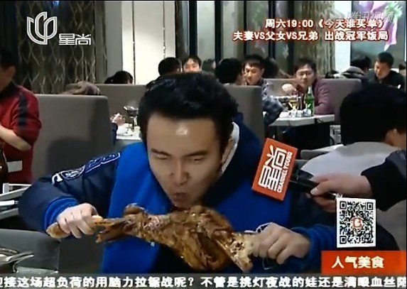 今天晚上看到星尚频道人气美食介绍了一个上海可以吃火锅而且烤羊腿很赞的店…但是不记得名字呀。有知道的