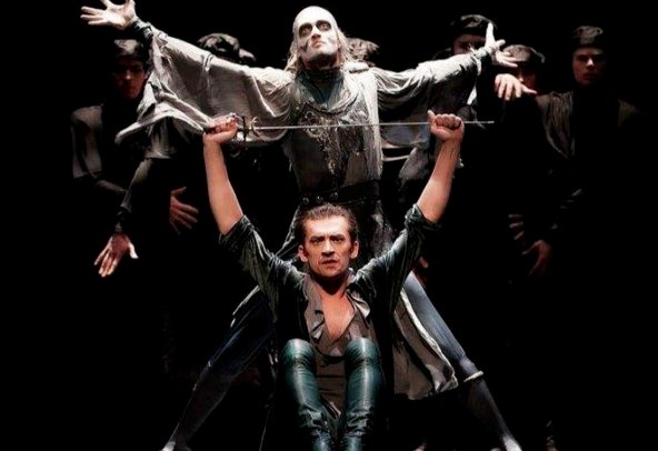 《哈姆雷特》的主要内容,要简短,20~30字的,有急用。谢谢