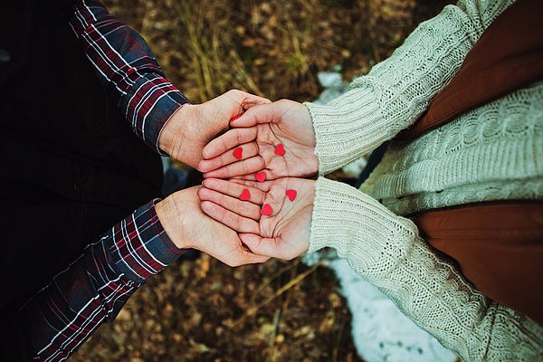 为什么会有男追女隔座山女追男隔层纱这种说法?
