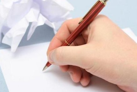 请哪位高手帮忙写一个“指导导师对研究生学位论文评语”啊！大概800字左右，写个大概即可！我再相应更改！