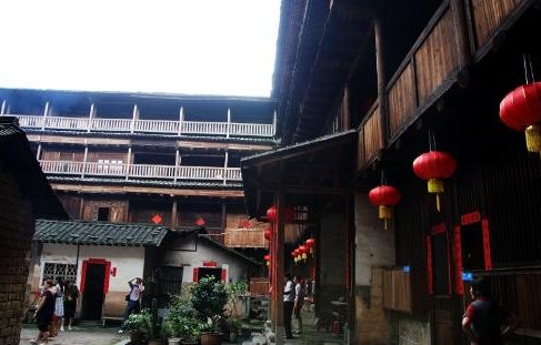 漳州南靖土楼和永定土楼哪个比较好玩啊？