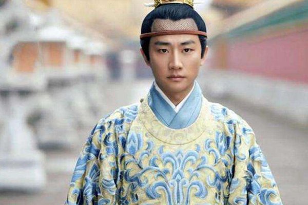 玄武门之变，李世民逼李渊退位，并且抢了他大哥的老婆当妻子，李世民为什么这样做？