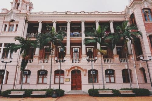 香港大学的具体地址在哪里，有几个校区
