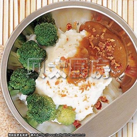 土豆泥的做法 不用黄油的 因为黄油吃多了不好 但是有鲜奶 怎么做啊？