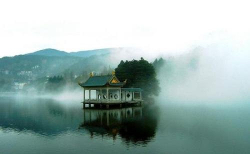 庐山烟雨浙江潮，未见千般恨未消．及至到来无一事，庐山烟雨浙江潮．