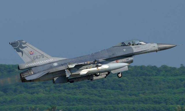 美国F16V战斗机性能如何？