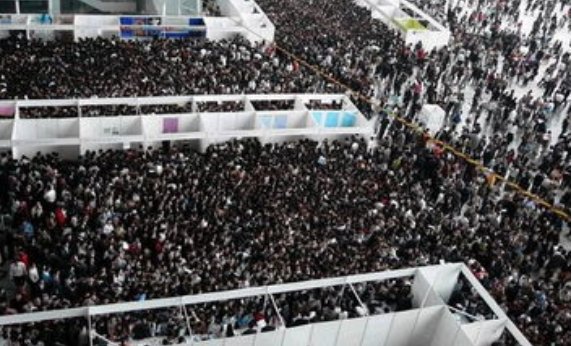 通过对当前的社会环境分析来阐述大学生就业形势？