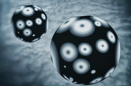 中微子是什么？它为什么能够穿透任何的物体？