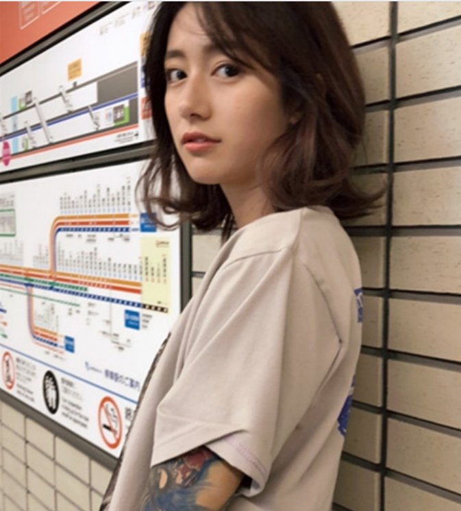 李诞女朋友黑尾酱大秀花臂吗？