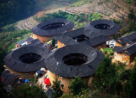 漳州南靖土楼和永定土楼哪个比较好玩啊？