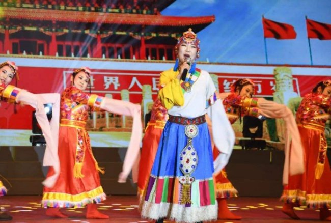 求《北京的金山上》的藏语完整歌词