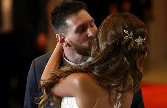 梅西今日迎娶安东内拉晒结婚证撒狗粮？