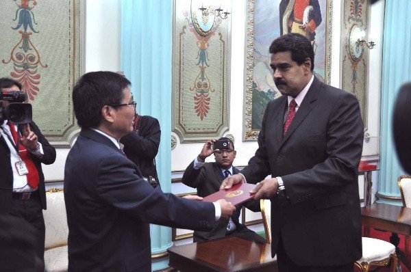 历史上一个国家的大使递交的国书通常写的是什么内容？