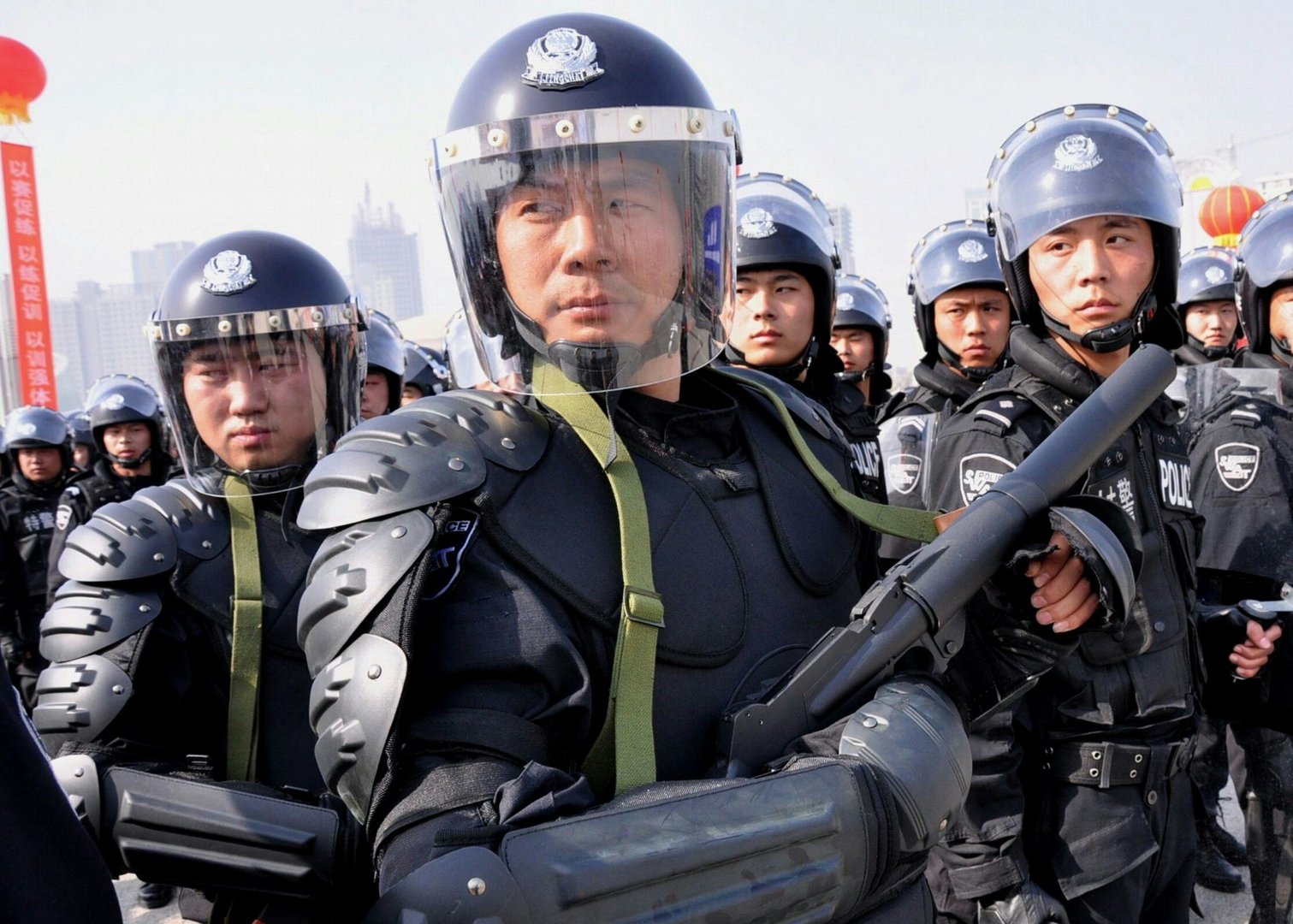 根据《中华人民共和国人民警察使用警械和武器条例》，警械和武器是指什么