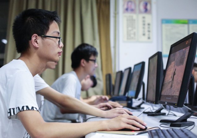 请问玩游戏开挂 违法吗？