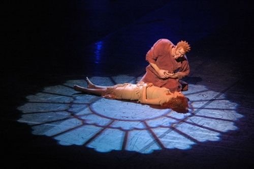 巴黎圣母院敲钟人做了什么善事