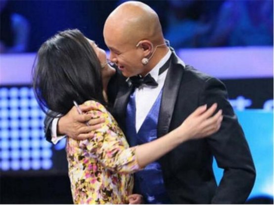 乐嘉被封杀的真实原因，是因为得罪金星，强吻谢娜吗？