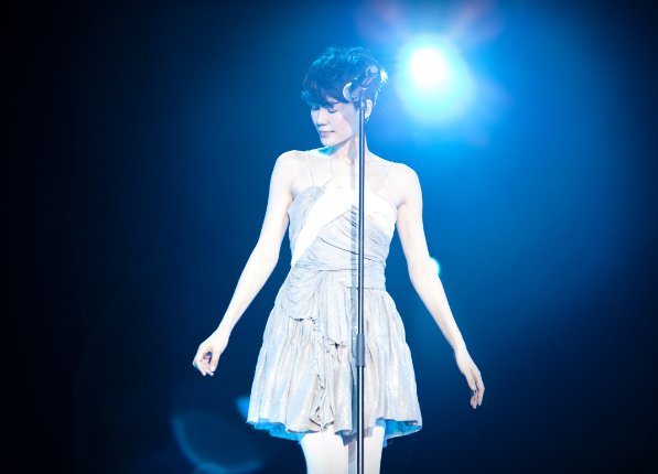 歌词有“要有多坚强、才敢念念不忘”是什么歌