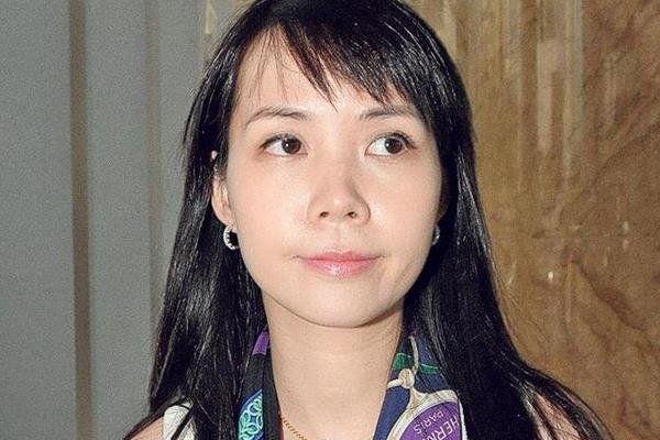 吕丽君夺位失败，拿到20亿分手费，她是如何一步一步输给甘比的？