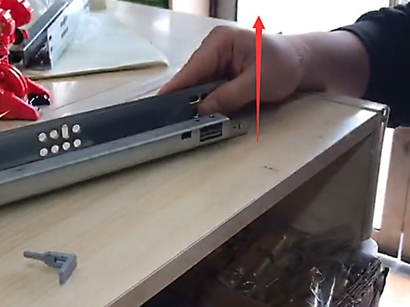 托底式轨道抽屉如何取出来