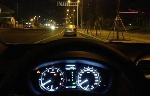夜间在道路上会车时，距离对向来车多远将远光灯改用近光灯？