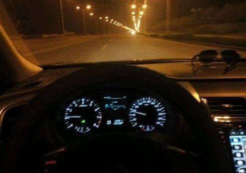 夜间在道路上会车时，距离对向来车多远将远光灯改用近光灯？