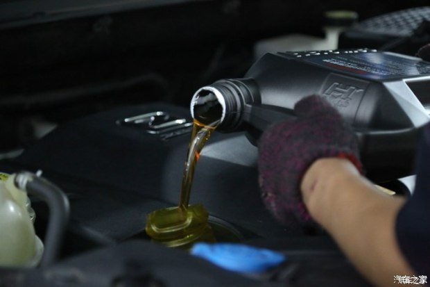 汽车里的机油起什么作用?