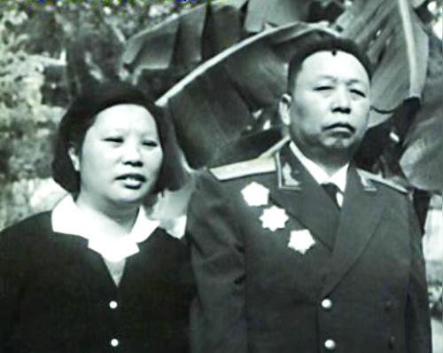 在开国授衔的时候，为什么有三位上将向詹才芳中将敬礼呢？