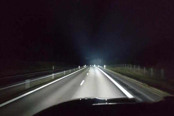 夜间在道路上会车时，距离对向来车多远将远光灯改用近光灯？
