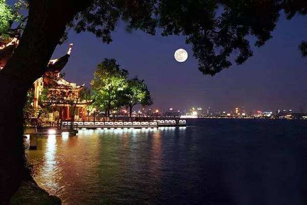 “天下三分明月夜，二分无赖是扬州”，扬州为何是“无赖”？