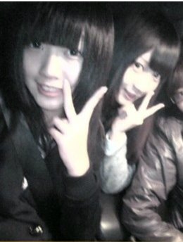 2012年流行什么发型？女生中长发，是学生。
