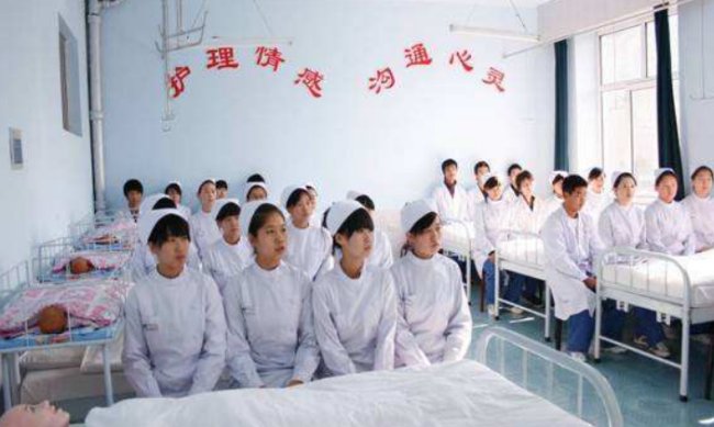 高级护理专业哪个学校比较好