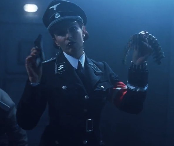 二战喜剧电影，一个德国女军人从身上拿出多武器是什么电影？