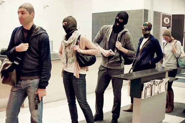 男子抢劫前先消毒双手，遇到抢劫应如何冷静应对？