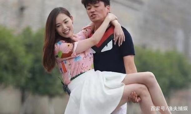 在节目中,王宝强给马蓉打电话,马蓉上气不接下气的说:我在忙呢!啥情况?