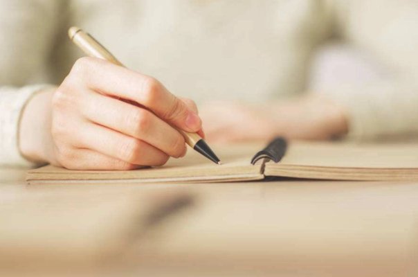 用下面的句子开头,试着说一段话车站的人可真多我喜欢夏天的夜晚