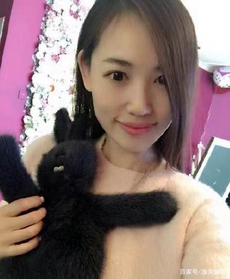 在节目中,王宝强给马蓉打电话,马蓉上气不接下气的说:我在忙呢!啥情况?