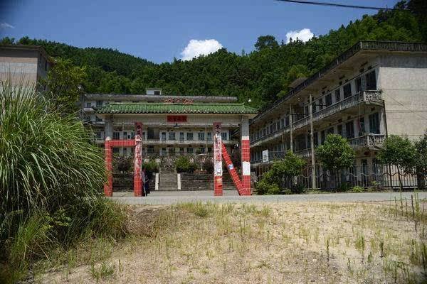 广西多名山区临时教师被淘汰,这些教师下岗后还有出路吗?