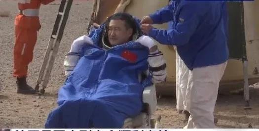 航天员进舱前向大家比心，你被他们的哪些举动感动到了？