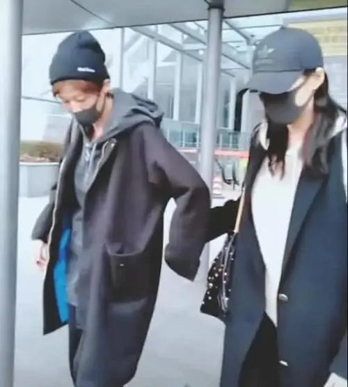 鹿晗穿关晓彤同款卫衣外出，他俩还撒过哪些“暗搓搓”的糖呢？