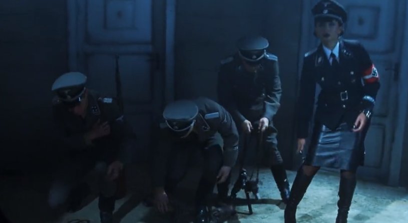 二战喜剧电影，一个德国女军人从身上拿出多武器是什么电影？