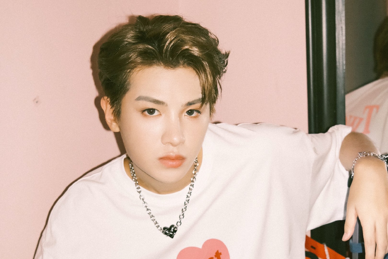 黄明昊走秀假摔，戏精体质的他，在走秀时还发生了什么搞笑的事？