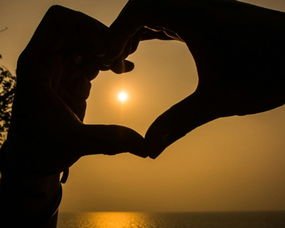 女生毕业用手机摆成心形告白，你的学生时代都遇到过哪些浪漫的告白？